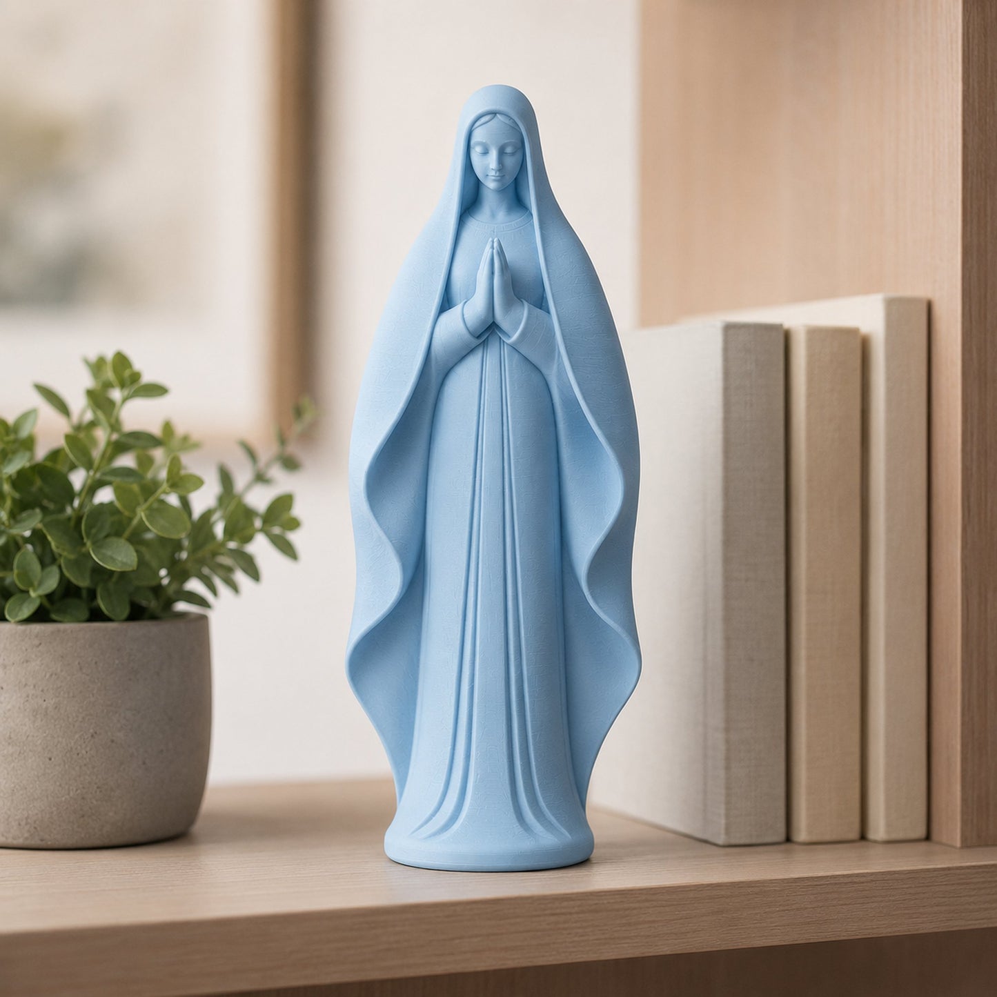 Nossa Senhora minimalista azul sereno na estante