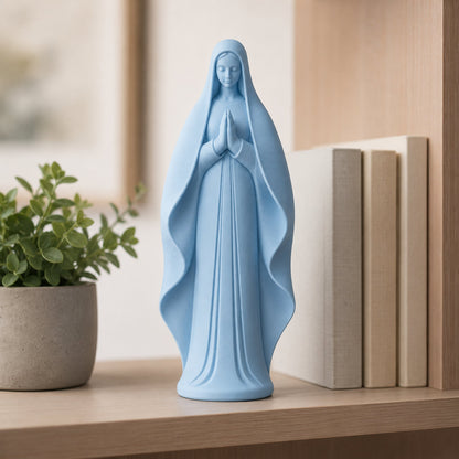 Nossa Senhora minimalista azul sereno na estante