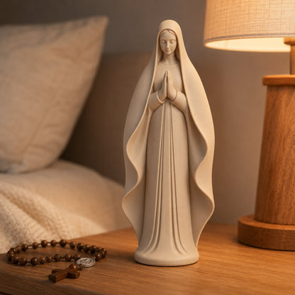 Nossa Senhora minimalista areia na mesa de cabeceira