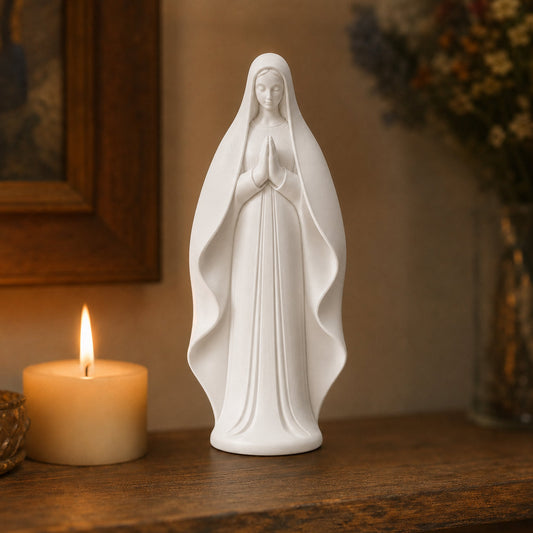 Nossa Senhora minimalista branco marfim em altar com vela