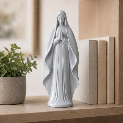 Escultura minimalista de Nossa Senhora com manto drapeado, na cor prata