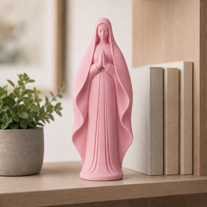 Escultura minimalista de Nossa Senhora com manto drapeado, na cor rosa