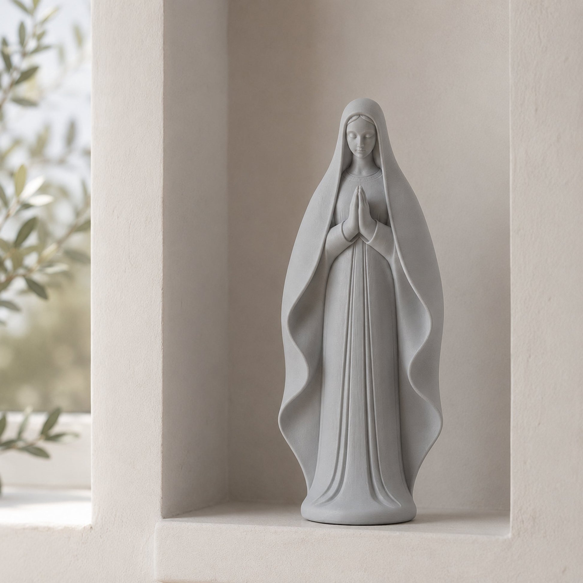 Nossa Senhora minimalista cinza pérola em nicho de parede