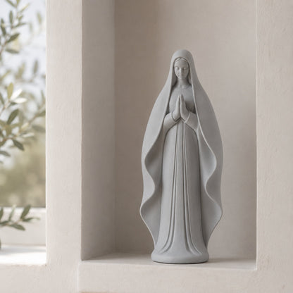 Nossa Senhora minimalista cinza pérola em nicho de parede