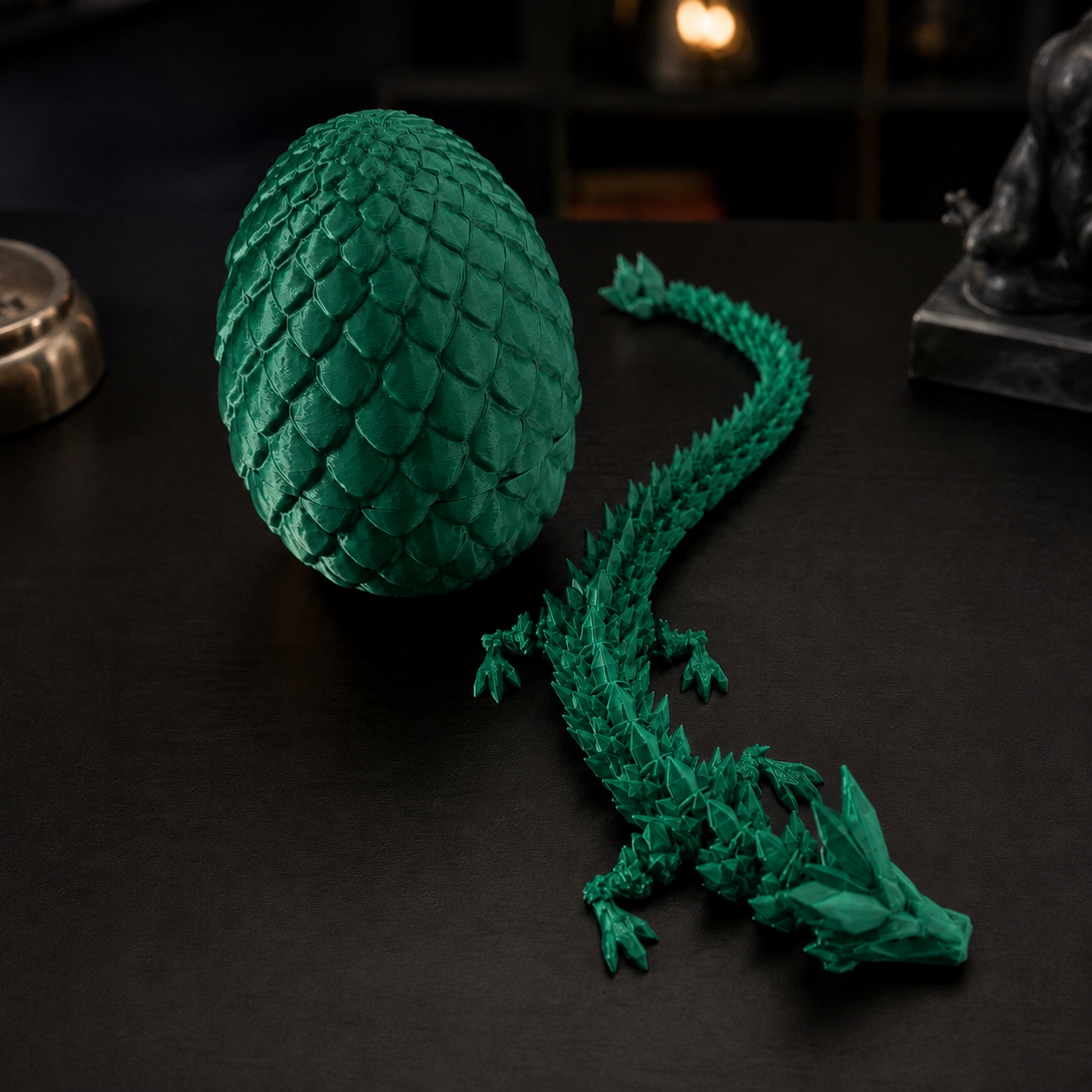 Ovo de dragão que se abre revelando um dragão articulado, na cor verde escura