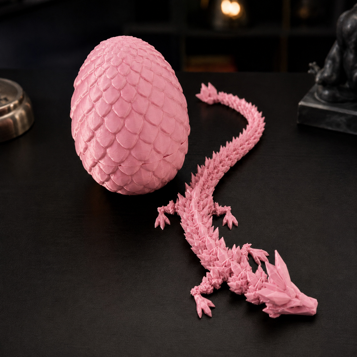 Ovo de dragão que se abre revelando um dragão articulado, na cor rosa