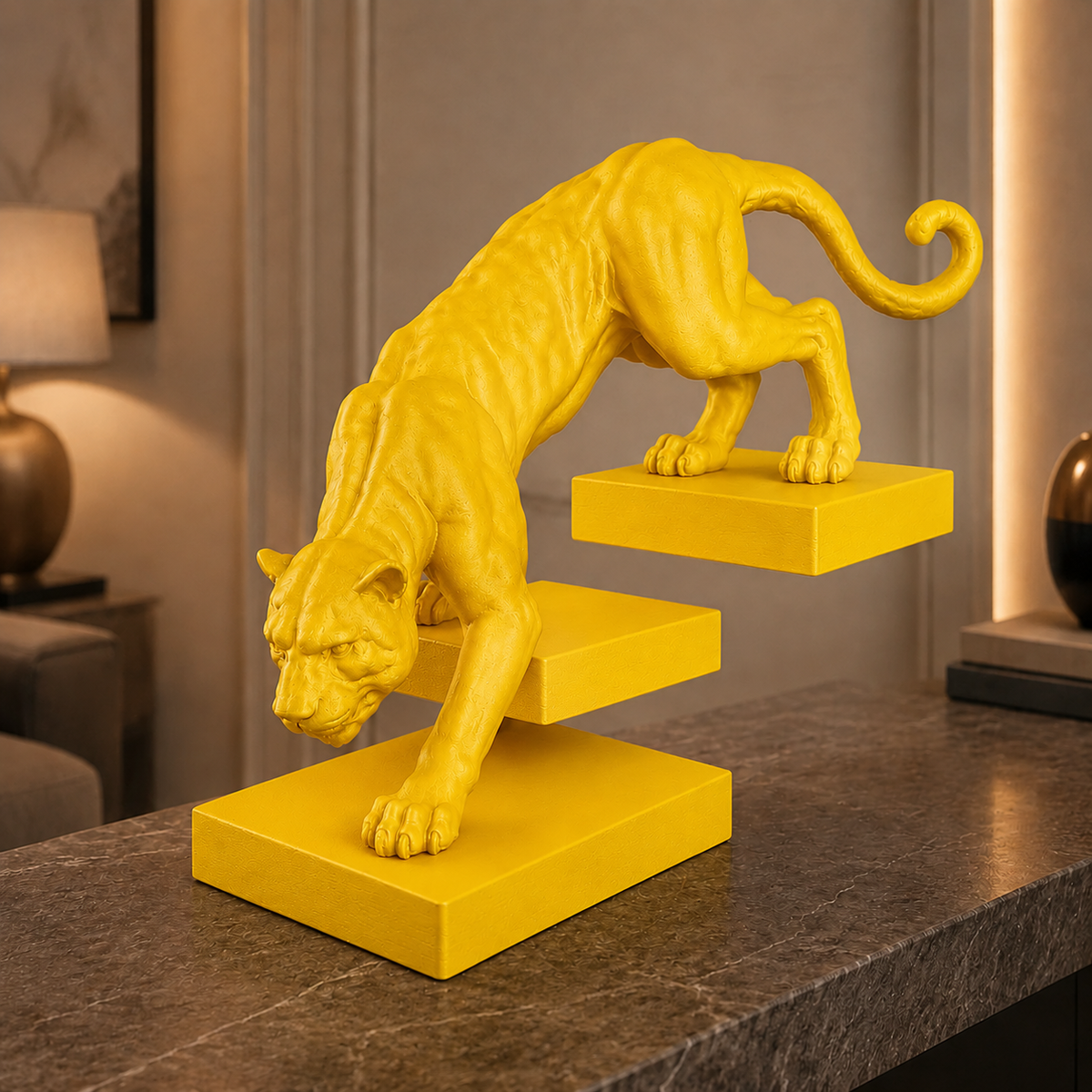 Pantera em Movimento na cor Amarelo em ambiente elegante e moderno