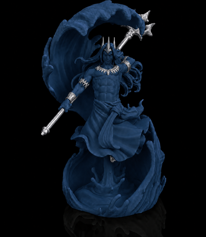 Escultura de Poseidon, deus dos mares, empunhando o tridente, na cor azul-escura, com detalhes prateados
