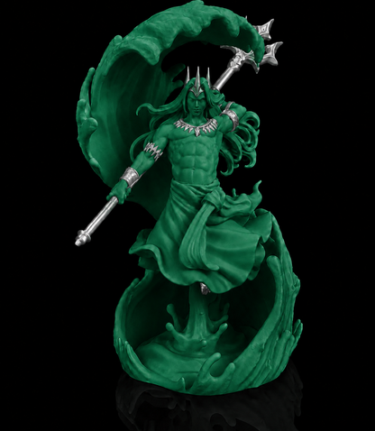 Escultura de Poseidon, deus dos mares, empunhando o tridente, na cor verde escura, com detalhes prateados