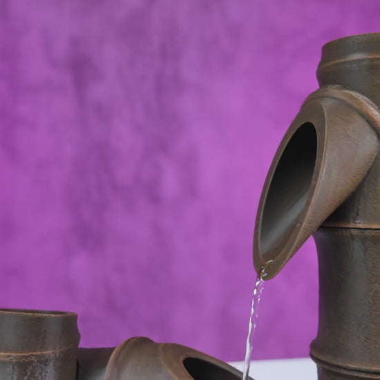 Vídeo da fonte Bamboo Flow em funcionamento, água descendo de um bambu para o outro