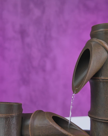 Vídeo da fonte Bamboo Flow em funcionamento, água descendo de um bambu para o outro