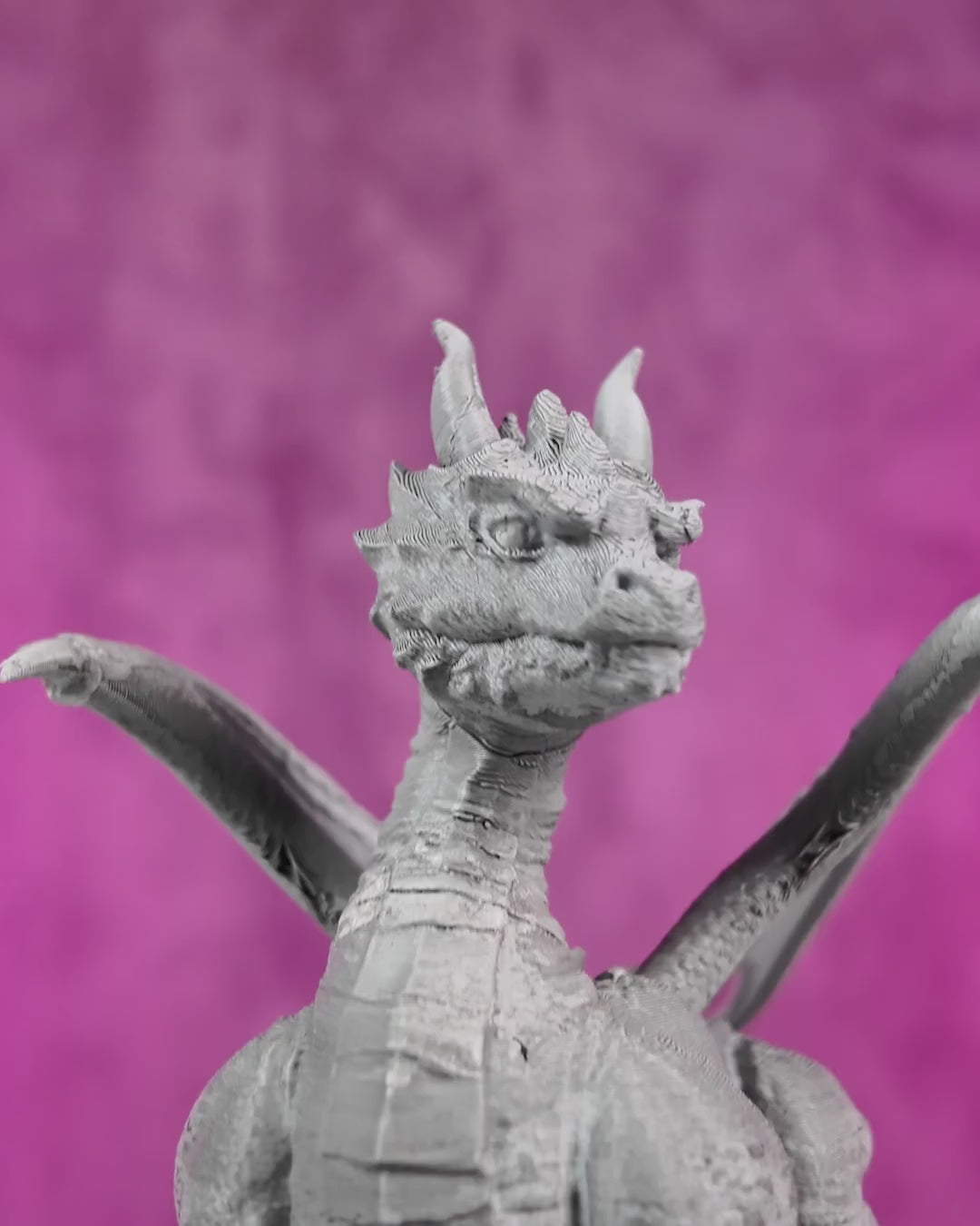 Vídeo da fonte Resting Guardian em funcionamento, com jatos de água ao redor do dragão
