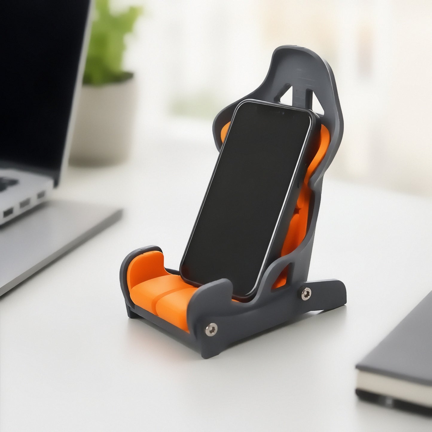 Suporte de celular banco de corrida cinza e laranja na mesa moderna