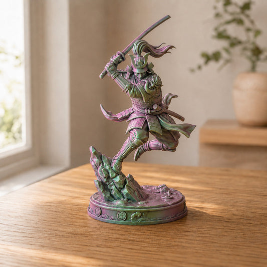 Estátua Samurai em pose de ação - furta-cor (rosa e verde)
