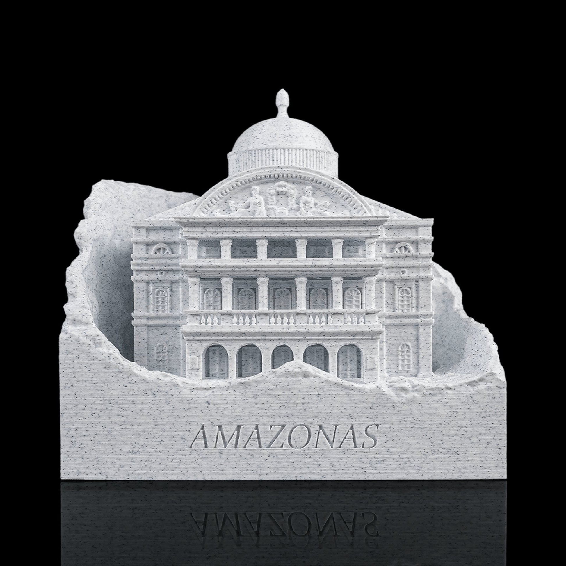 Detalhe da fachada do Teatro Amazonas em miniatura