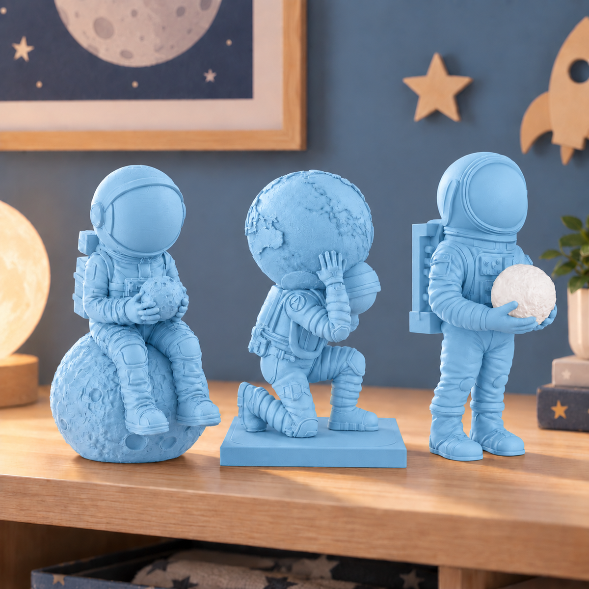 Trio de astronautas decorativos na cor Azul Celeste