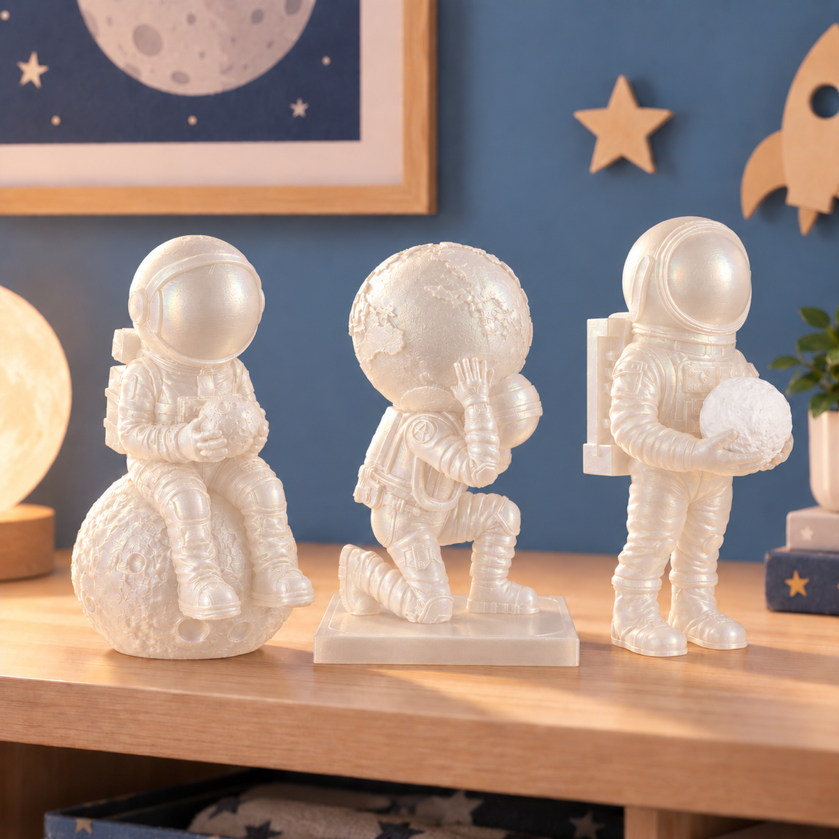 Trio de astronautas decorativos na cor Pérola Translúcido