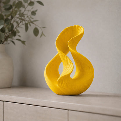Escultura decorativa com duas curvas entrelaçadas, na cor amarela