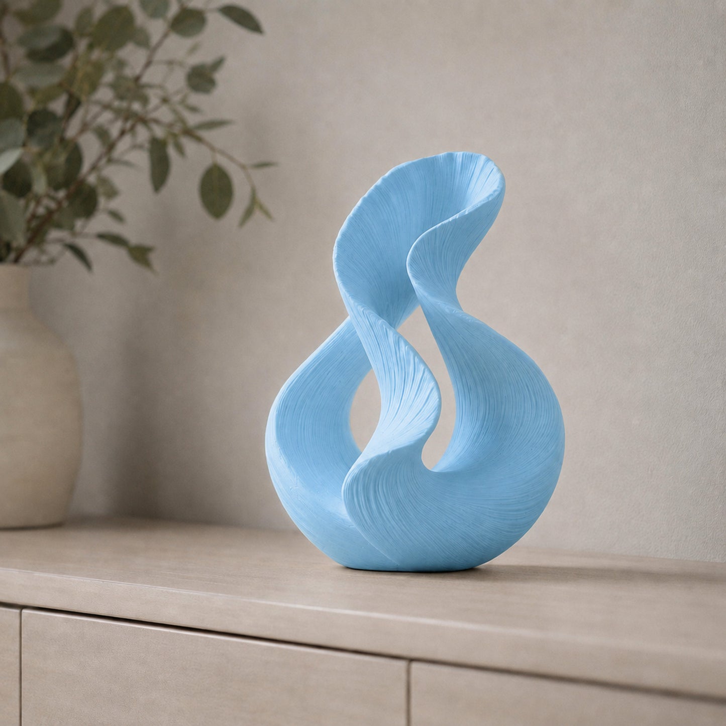 Escultura decorativa com duas curvas entrelaçadas, na cor azul-celeste