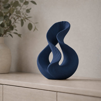 Escultura decorativa com duas curvas entrelaçadas, na cor azul-escura