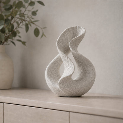 Escultura decorativa com duas curvas entrelaçadas, na cor mármore