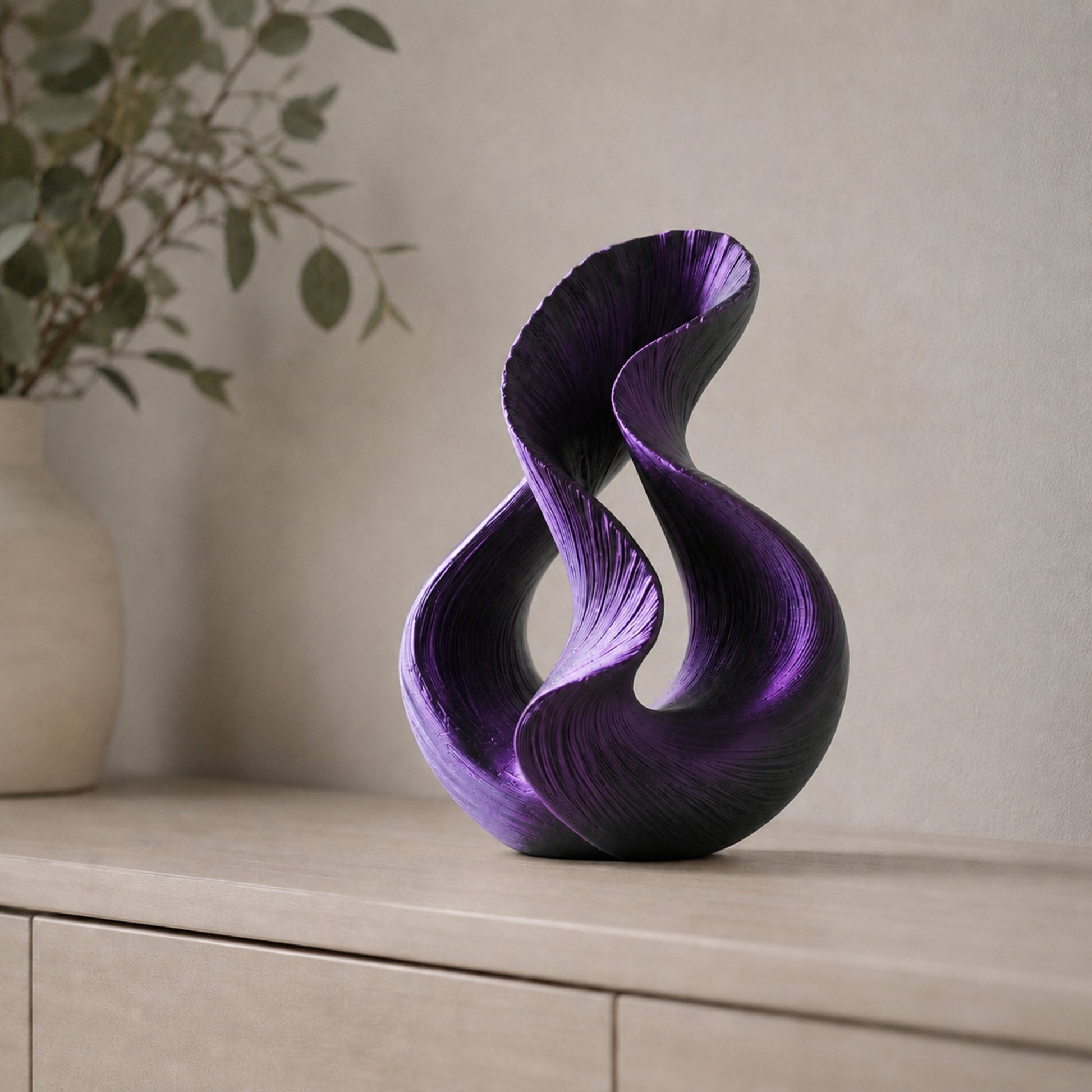 Escultura decorativa com duas curvas entrelaçadas, na cor preta e roxa