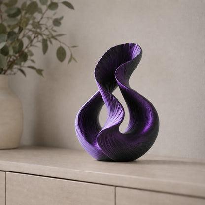 Escultura decorativa com duas curvas entrelaçadas, na cor preta e roxa