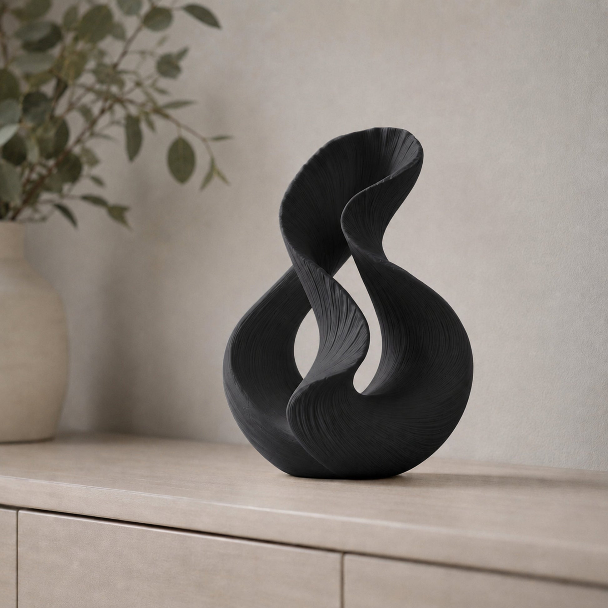 Escultura decorativa com duas curvas entrelaçadas, na cor preta
