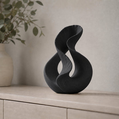 Escultura decorativa com duas curvas entrelaçadas, na cor preta