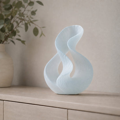 Escultura decorativa com duas curvas entrelaçadas, na cor translúcida