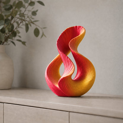 Escultura decorativa com duas curvas entrelaçadas, na cor vermelha e dourada