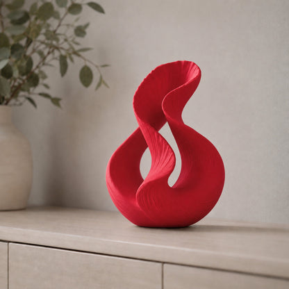 Escultura decorativa com duas curvas entrelaçadas, na cor vermelha