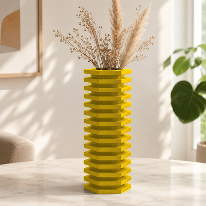 Vaso decorativo com camadas escalonadas em zigurate, na cor amarela