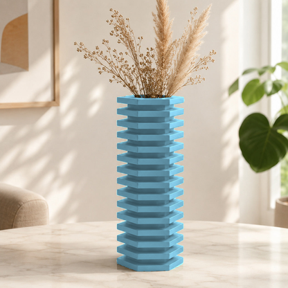 Vaso decorativo com camadas escalonadas em zigurate, na cor azul-celeste