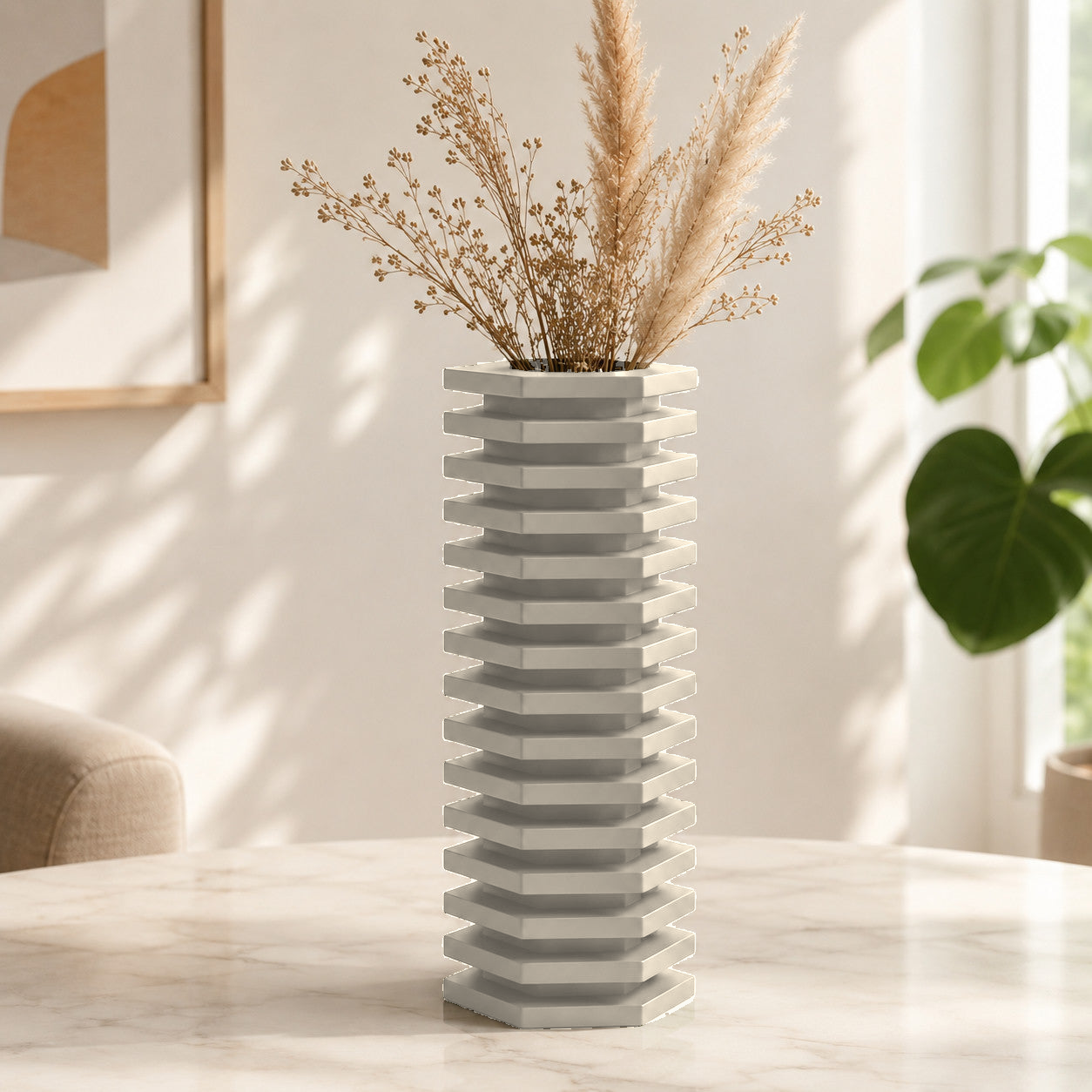 Vaso decorativo com camadas escalonadas em zigurate, na cor bege