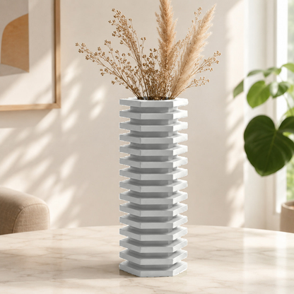 Vaso decorativo com camadas escalonadas em zigurate, na cor branca
