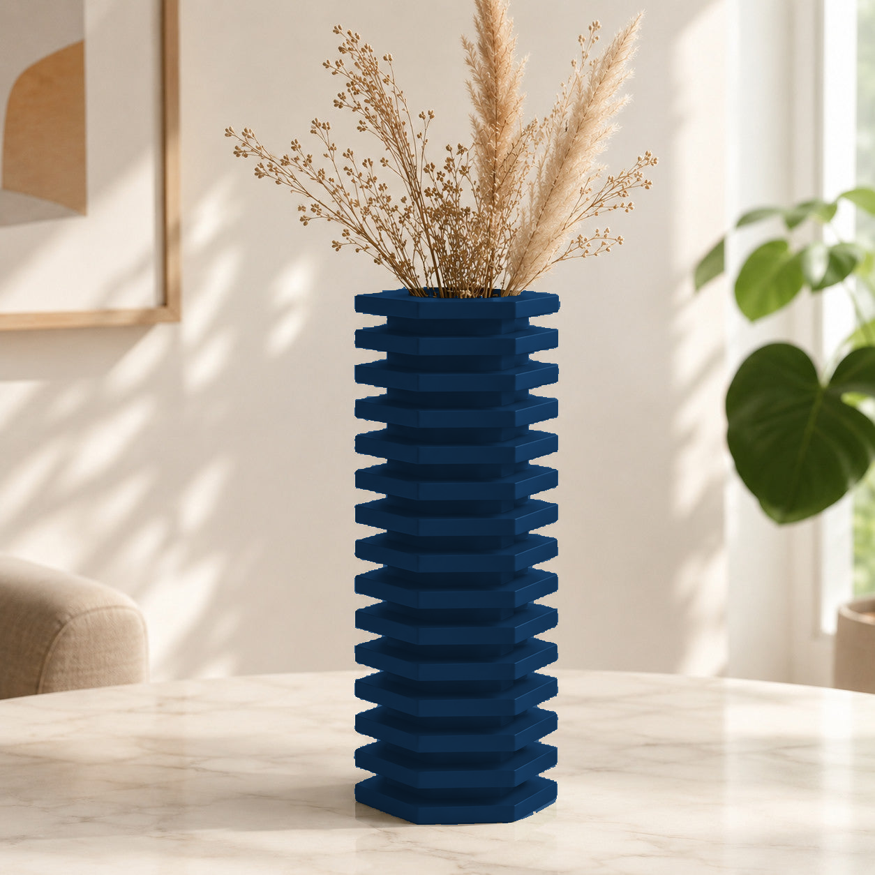 Vaso decorativo com camadas escalonadas em zigurate, na cor azul-escura