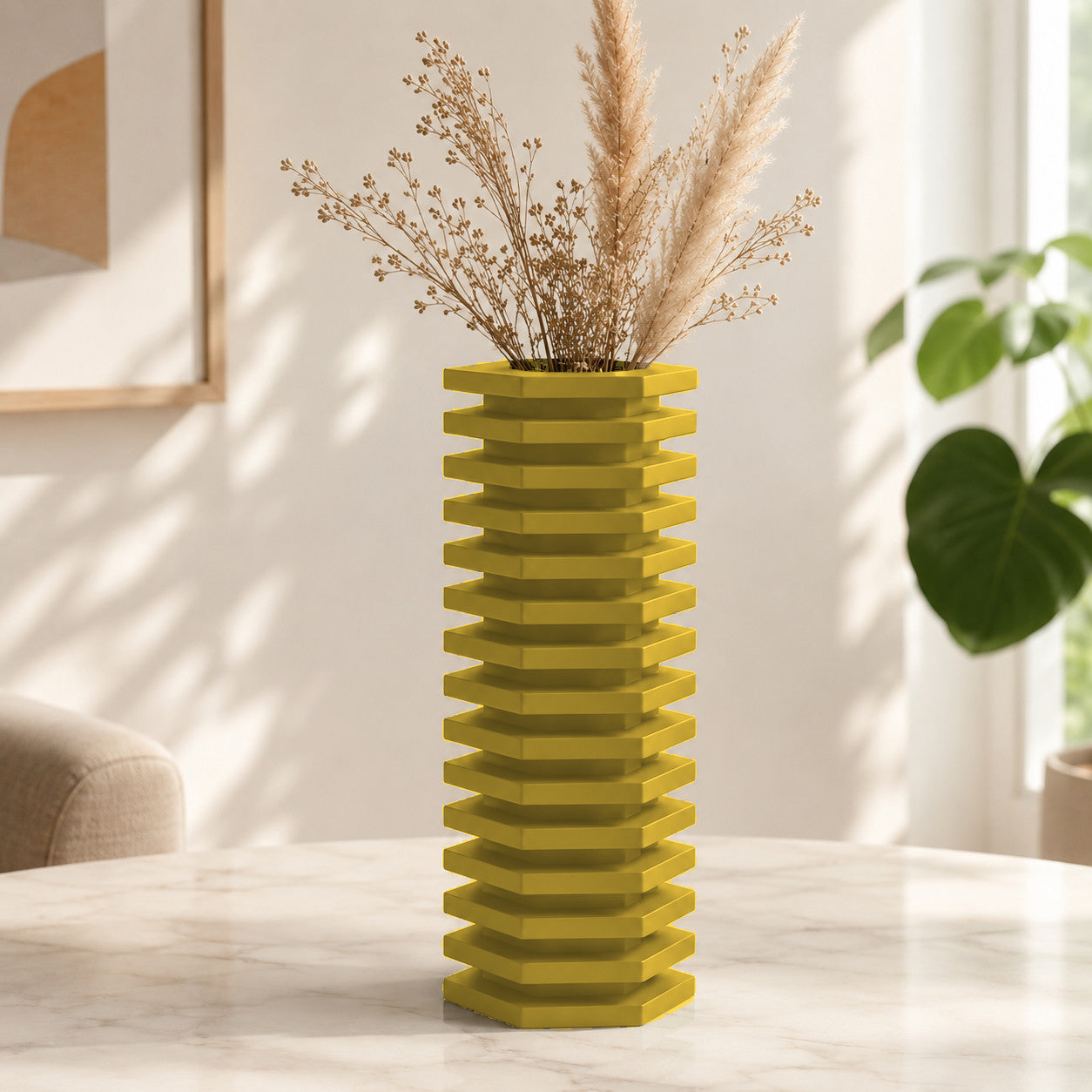 Vaso decorativo com camadas escalonadas em zigurate, na cor dourada