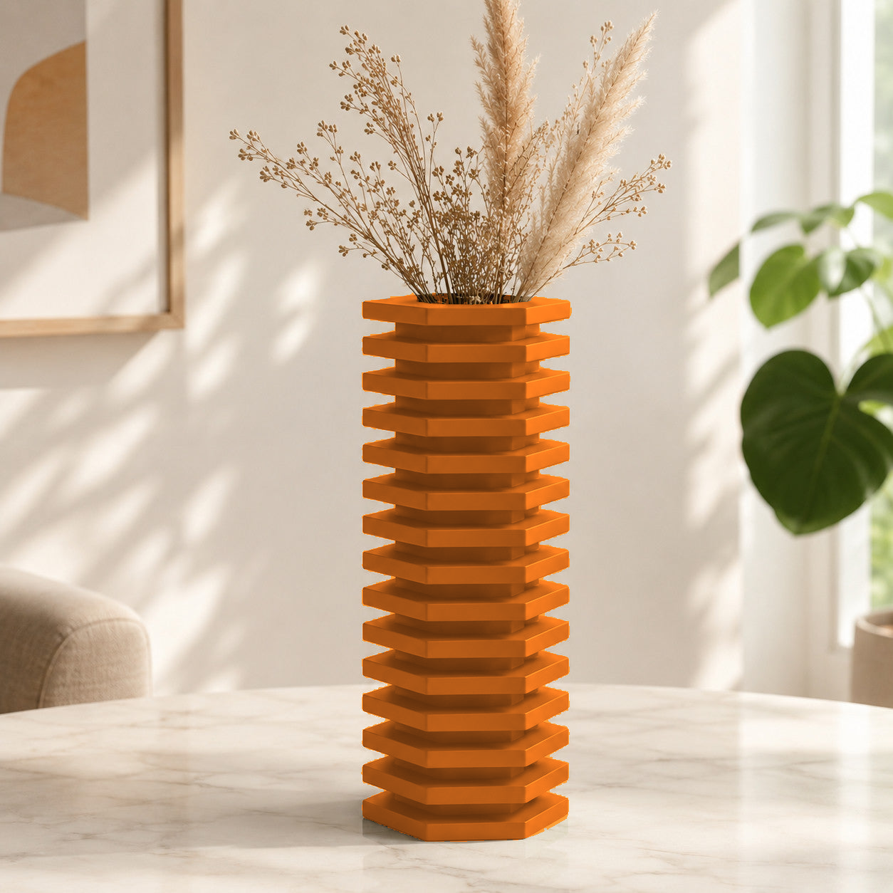 Vaso decorativo com camadas escalonadas em zigurate, na cor laranja
