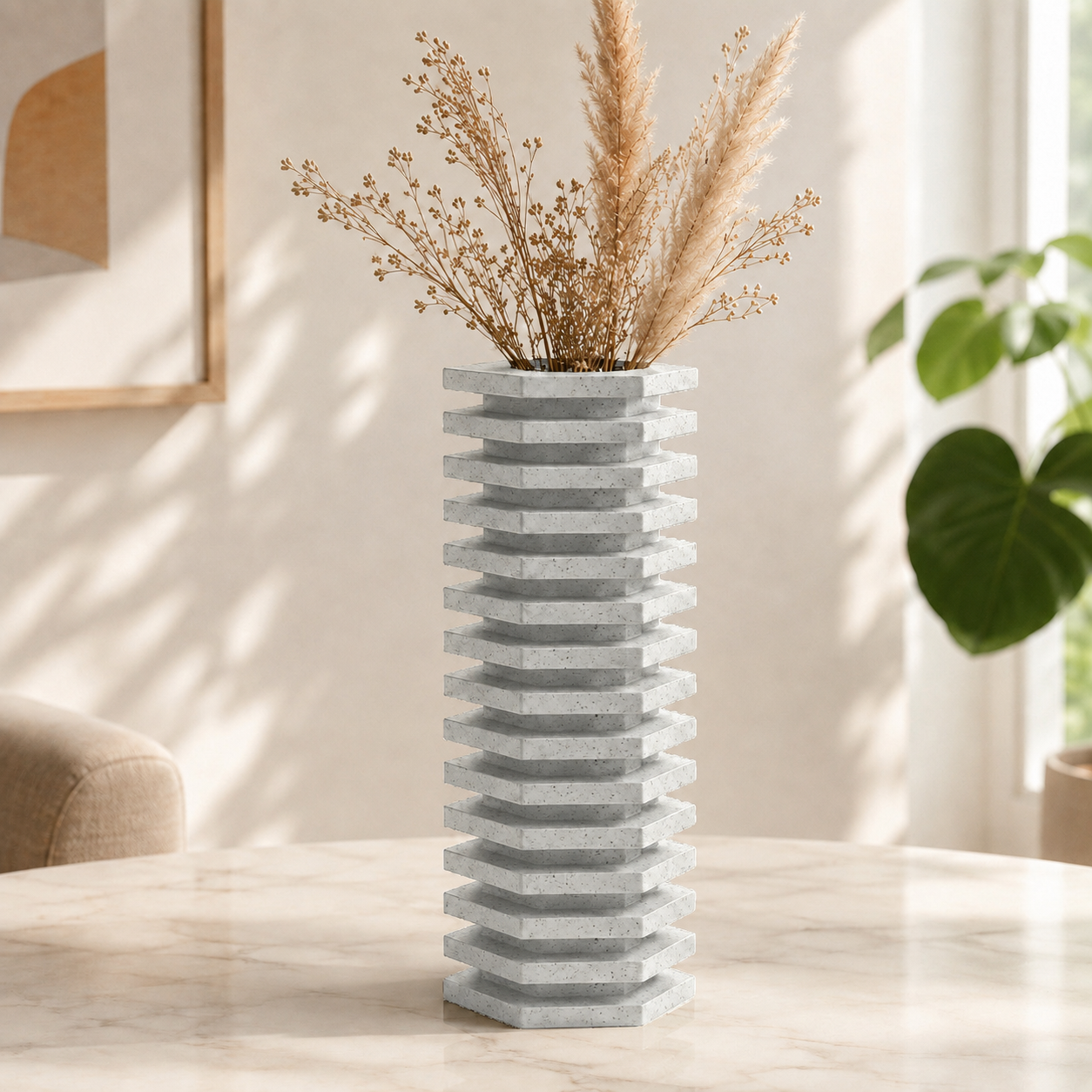 Vaso decorativo com camadas escalonadas em zigurate, na cor mármore