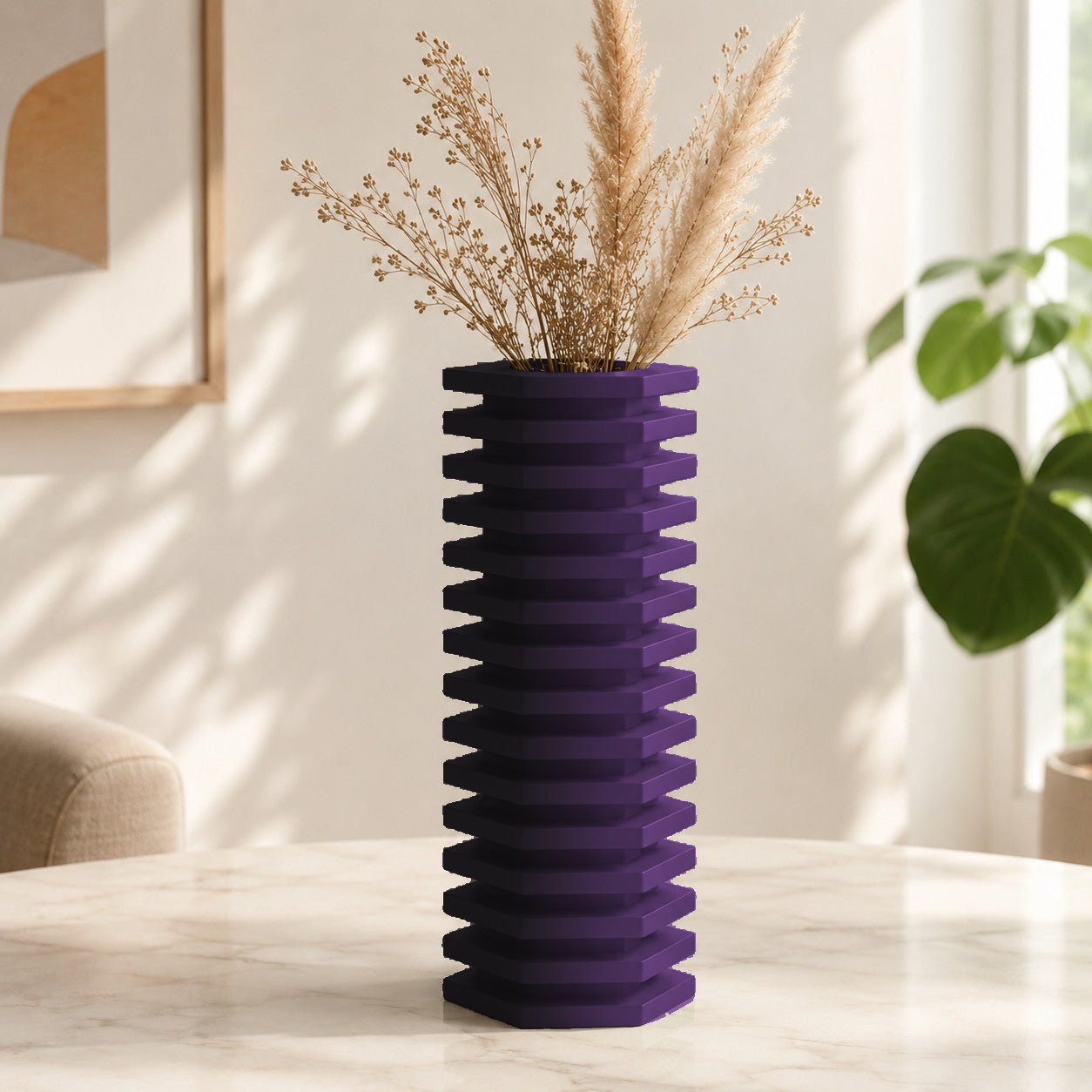Vaso decorativo com camadas escalonadas em zigurate, na cor preta e roxa