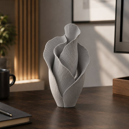 Escultura Veil Petal cinza claro na escrivaninha