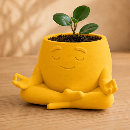 Vaso amiguinho meditando em posição de lótus, com carinha serena, na cor amarela