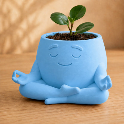 Vaso amiguinho meditando em posição de lótus, com carinha serena, na cor azul-celeste