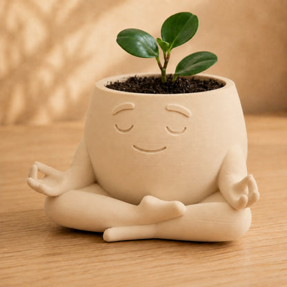 Vaso amiguinho meditando em posição de lótus, com carinha serena, na cor bege