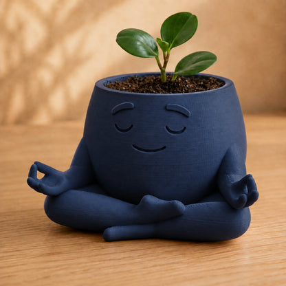 Vaso amiguinho meditando em posição de lótus, com carinha serena, na cor azul-escura