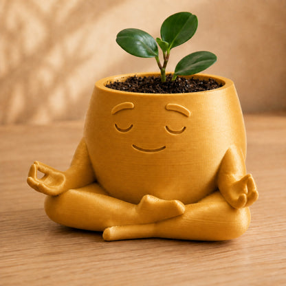 Vaso amiguinho meditando em posição de lótus, com carinha serena, na cor dourada