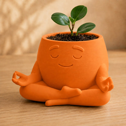 Vaso amiguinho meditando em posição de lótus, com carinha serena, na cor laranja