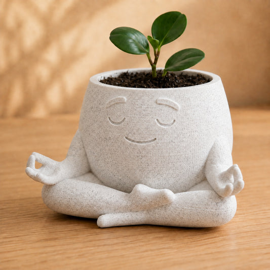 Vaso amiguinho meditando em posição de lótus, com carinha serena, na cor mármore