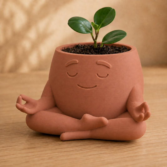 Vaso amiguinho meditando em posição de lótus, com carinha serena, na cor marrom terracota
